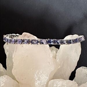 Genuine Tanzanite EUC oval gemstone bracelet in 925 sterling. Sz 6-1/4”